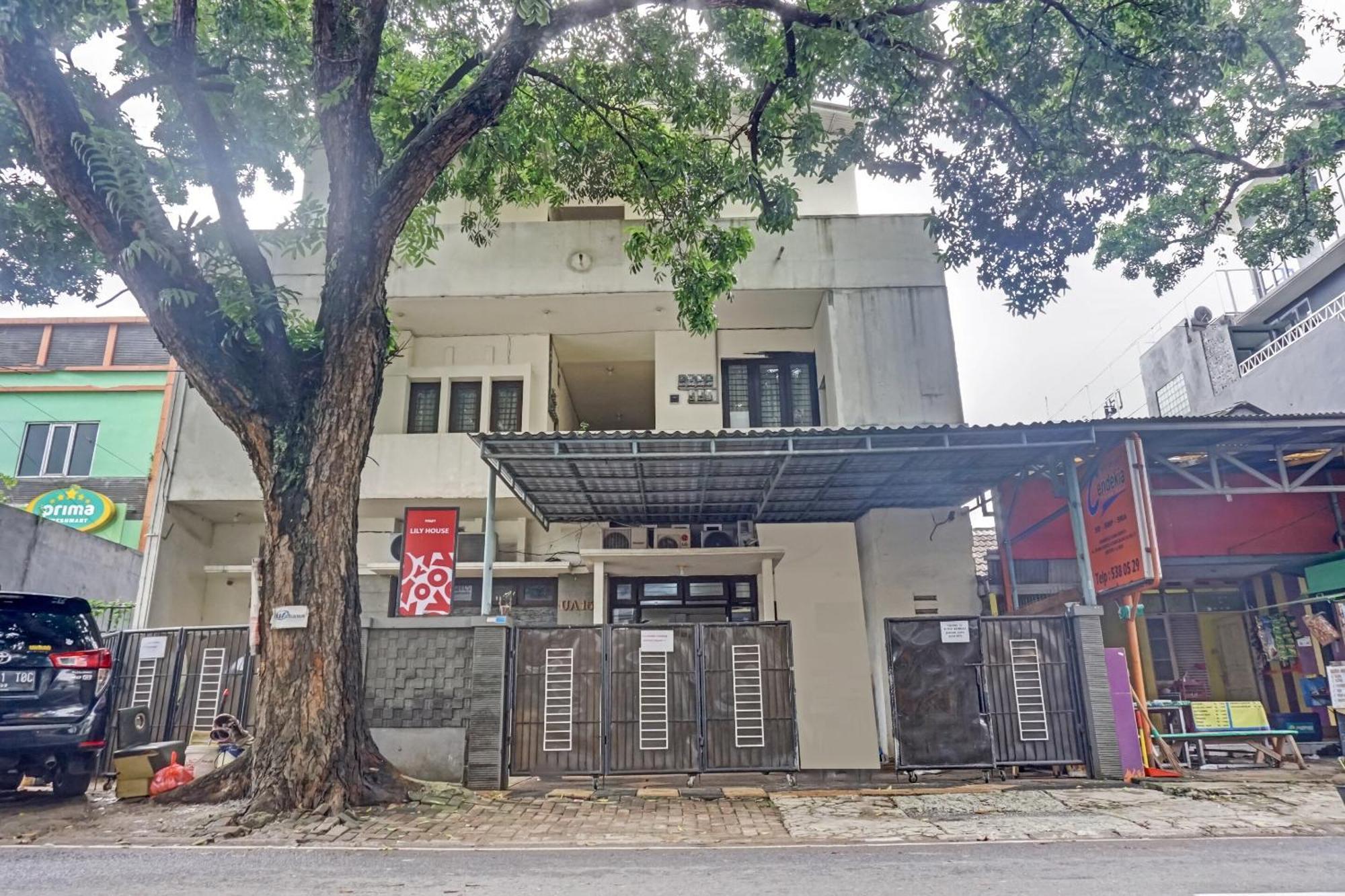 Oyo 90689 Lily House Tangerang