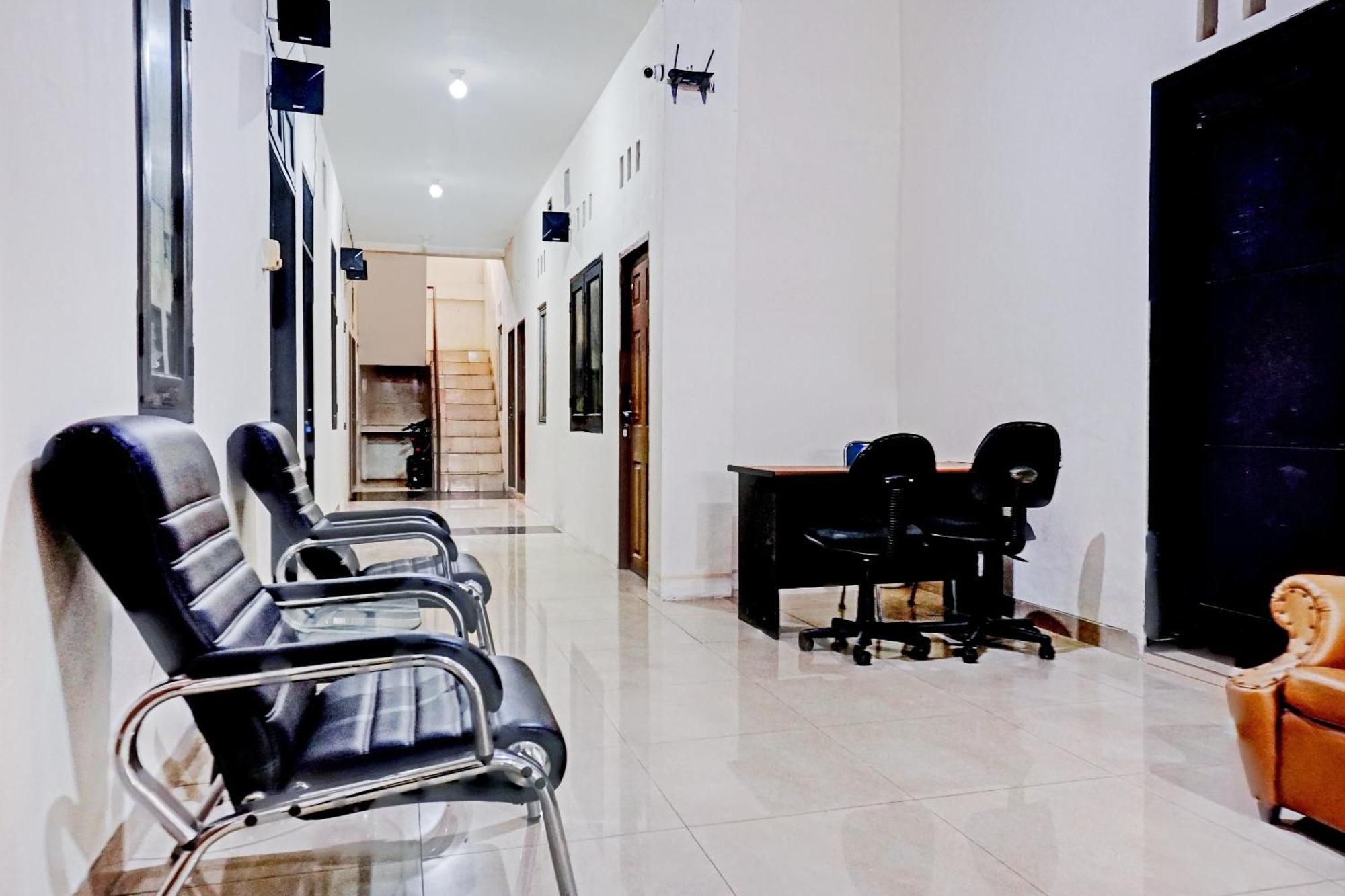 Oyo 90689 Lily House 2* Tangerang