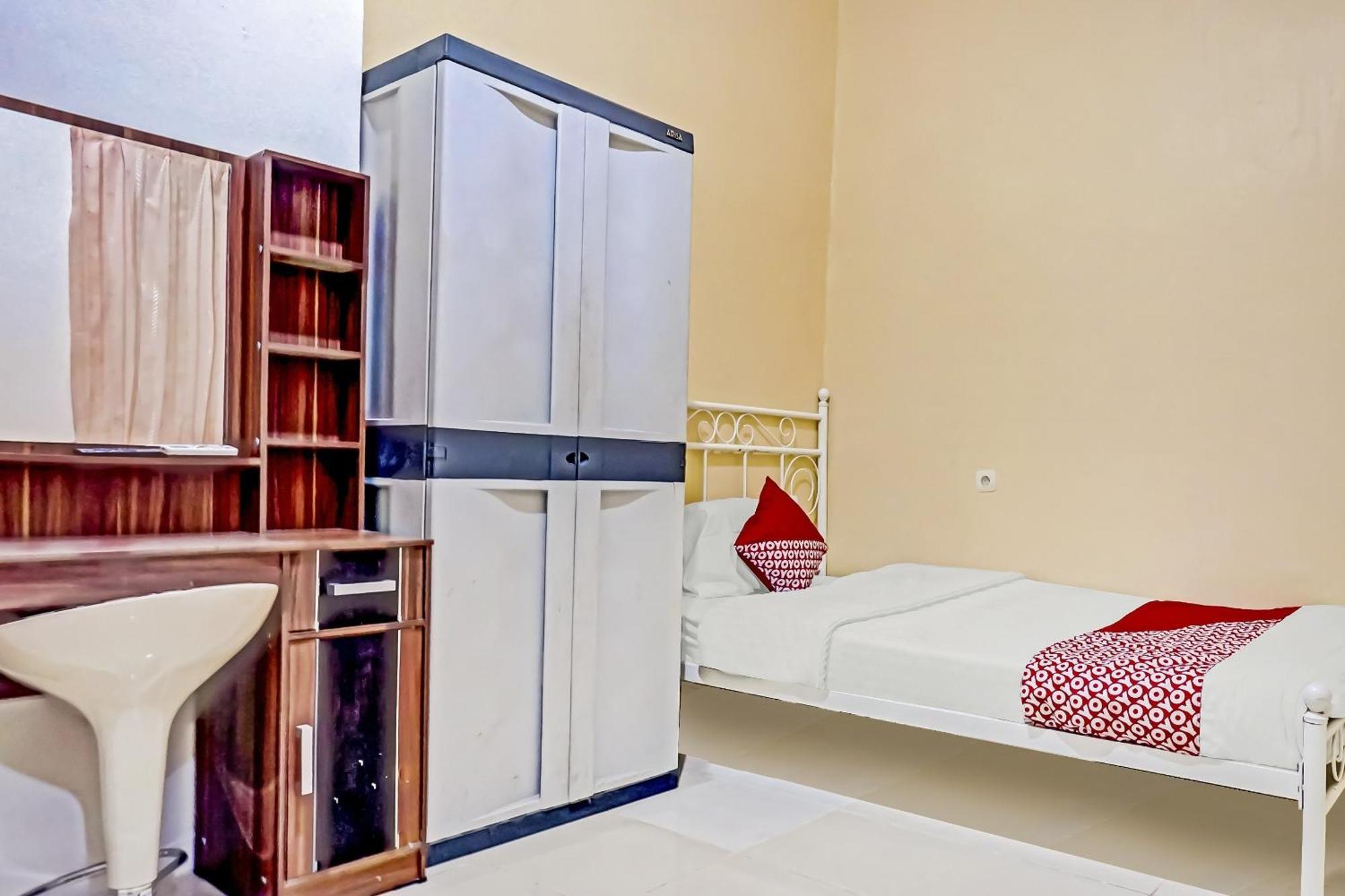 Oyo 90689 Lily House Hotel Tangerang