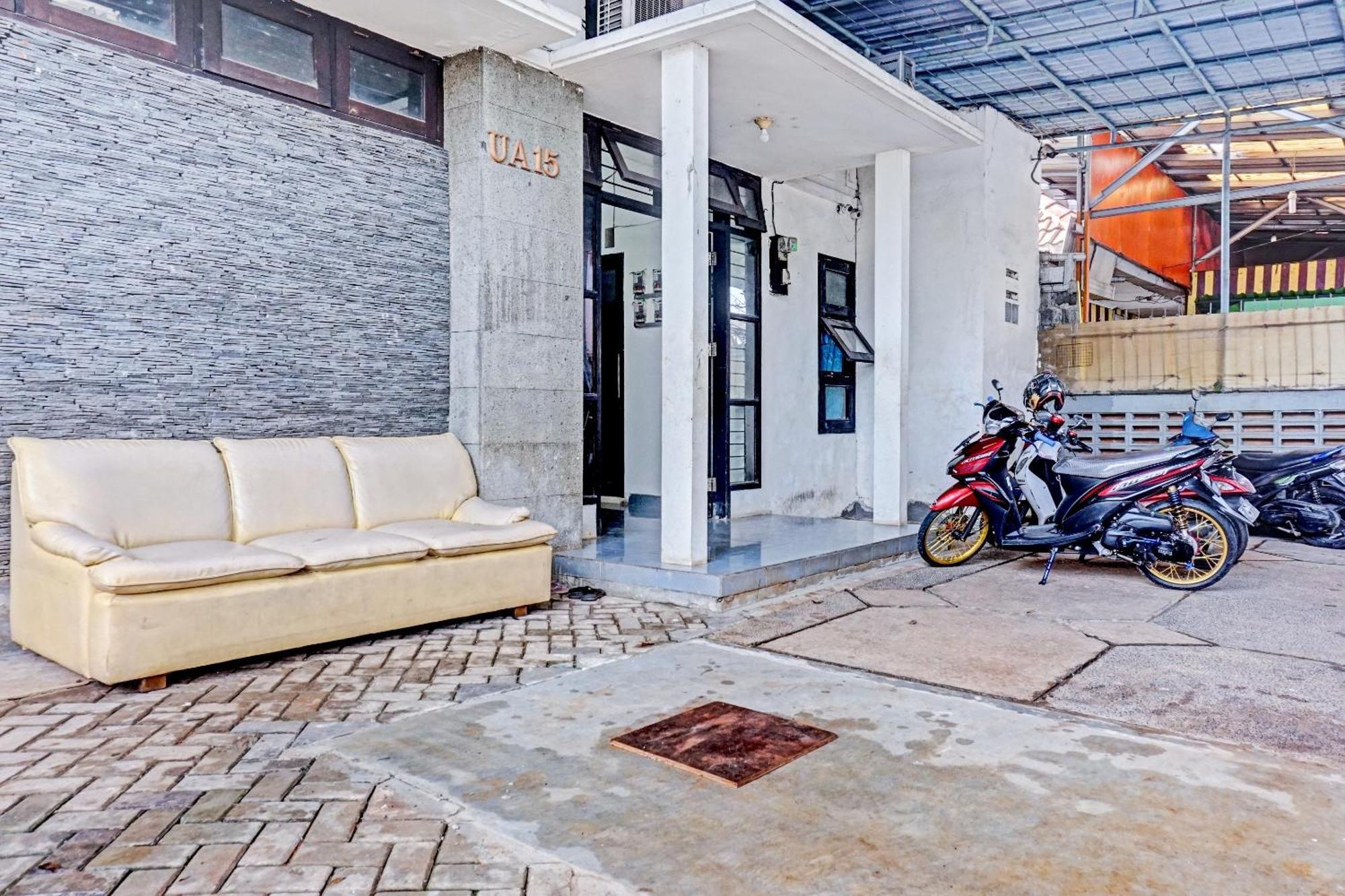 Oyo 90689 Lily House Tangerang